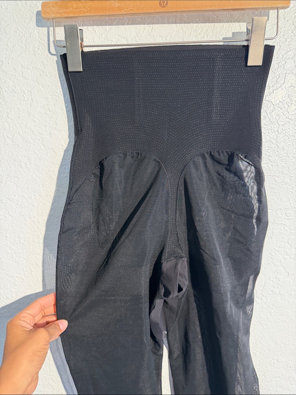 NWOT MeshSmooth™ Butt-Lifting Capri nwot - Picture 7 of 9